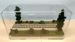HO SCALE 9″ SINGLE TRACK DISPLAY CASE -“SUMMER SCENE”-FOR ANY HO TRAIN