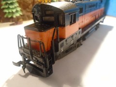 HO BLACK & ORANGE GP 40 DIESEL LOCOMOTIVE No 807, TRACK TESTED 5-85-3-5