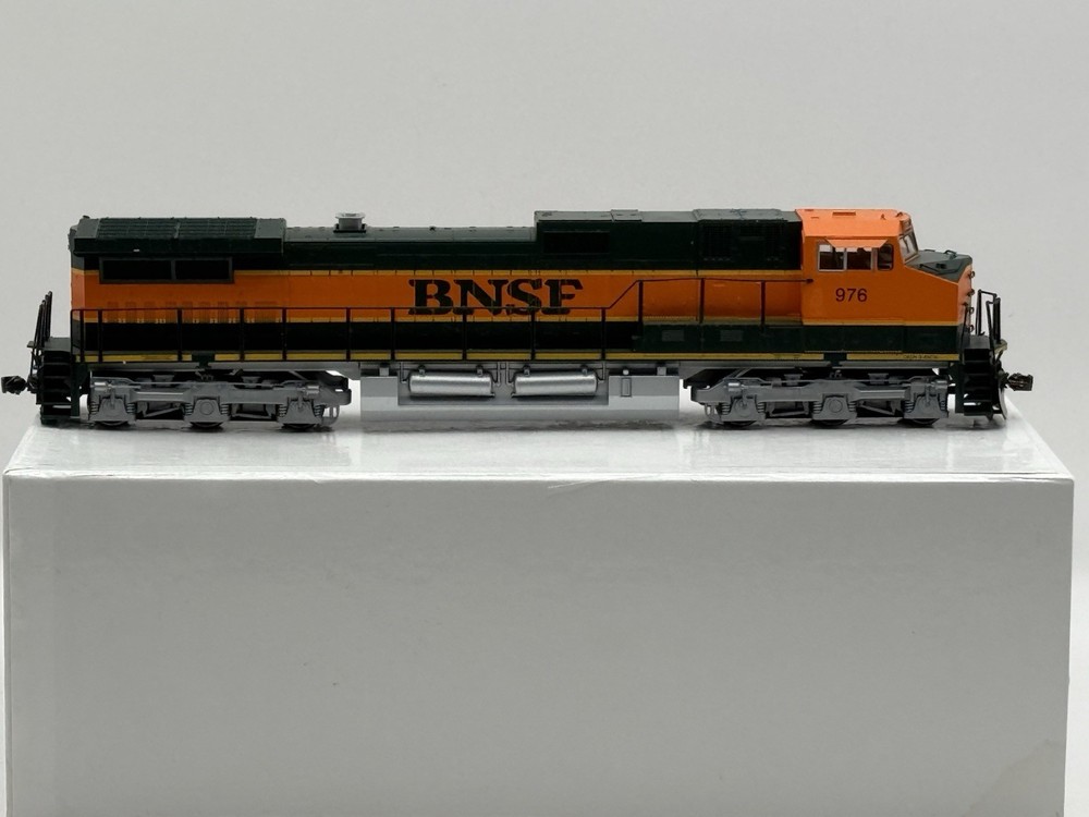 Kato HO Scale 37-1901 GE Dash 9 C44-9W BNSF #976 Locomotive w/ Box & Parts
