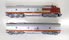 N scale Kato Santa Fe E8/9 A+B diesel engine set in original box (lot N131)