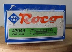Roco 43943 HO gauge ÖBB 1044 electric locomotive in red livery