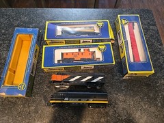 AHM HO Train Lot Canadian National 6536 & SCL Diesel Locomotive Lot & Cars