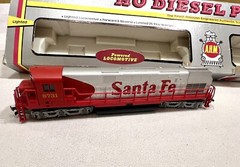 AHM HO Scale Santa Fe C628 Diesel Locomotive Set – Powered & Nonpowered #16722