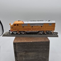 HO 1:87 Scale UNION PACIFIC F2-A Diesel Locomotive Model Power 96803 W/display