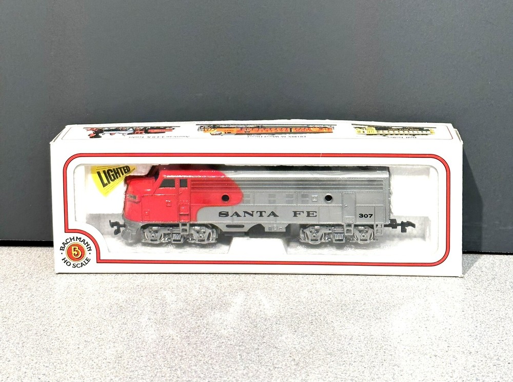Bachmann EMD F9-A Powered Diesel Locomotive Santa Fe Rd # 307 Gray HO Scale Runs