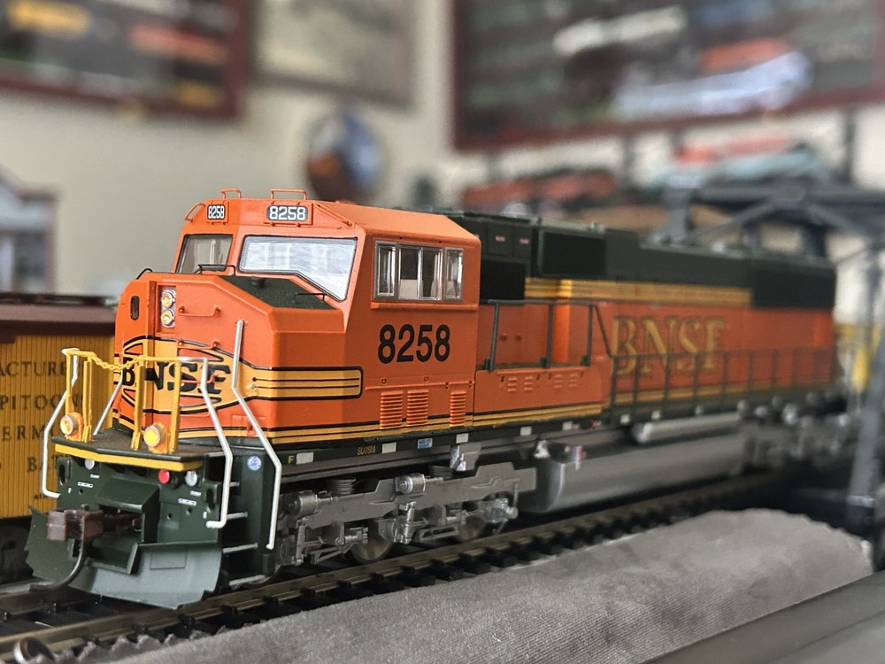 Athearn Genesis G6176 HO BNSF SD75M #8258 – LNIB / Excellent Condition