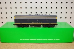 Bowser 691-3328 Santa Fe Freight F9-B Powered Diesel Locomotive HO (1)