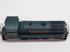 Athearn HO Blue Box Western Pacific SW1200 Diesel Locomotive #1502 -Powered Unit