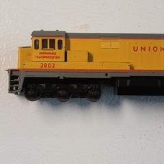 HO Union Pacific Railroad Diesel Locomotive Analog 1:87 2802 Yellow Gray