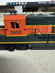 walthers Diecast Train Engine BNSF 3820 Runs With Lights Gp9m HO