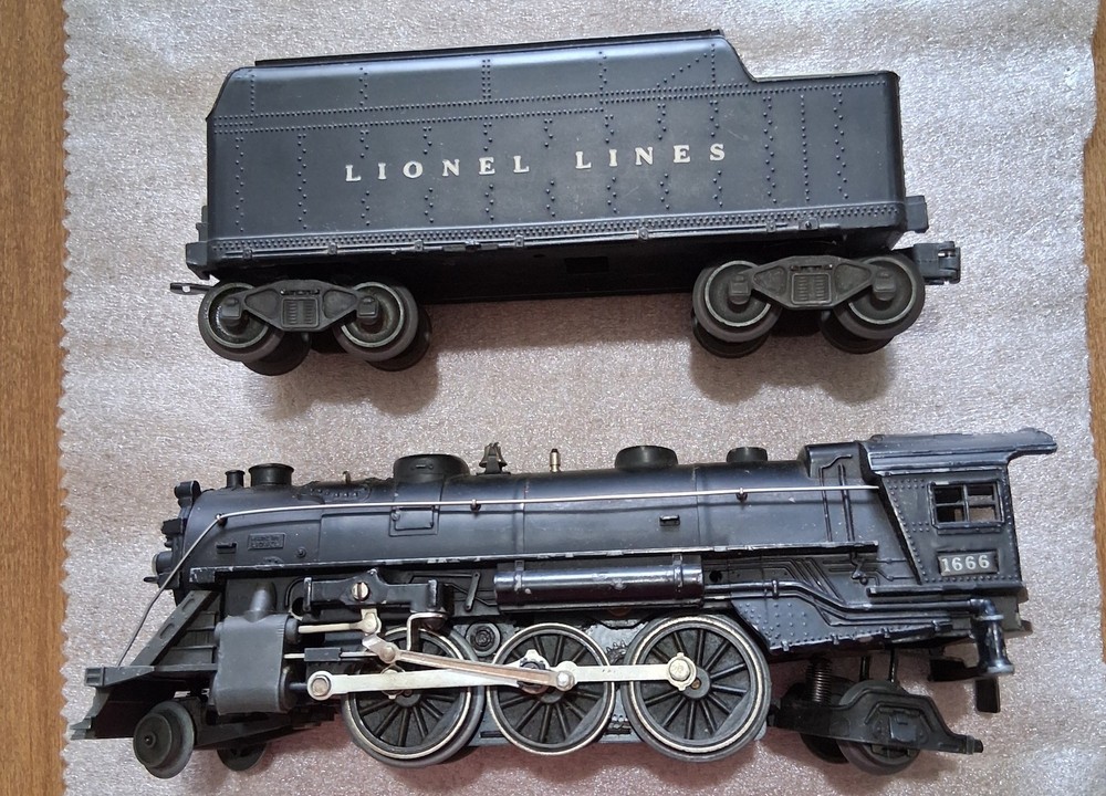 Lionel Steam Loco 1666 + 2466T