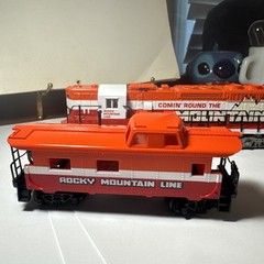 TYCO HO – SD24 Diesel Locomotive & Caboose Set – Rocky Mountain Line