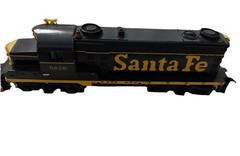 Vintage HO Scale Tyco Mantua Santa Fe GP20 Locomotive Black & Yellow 8” Long