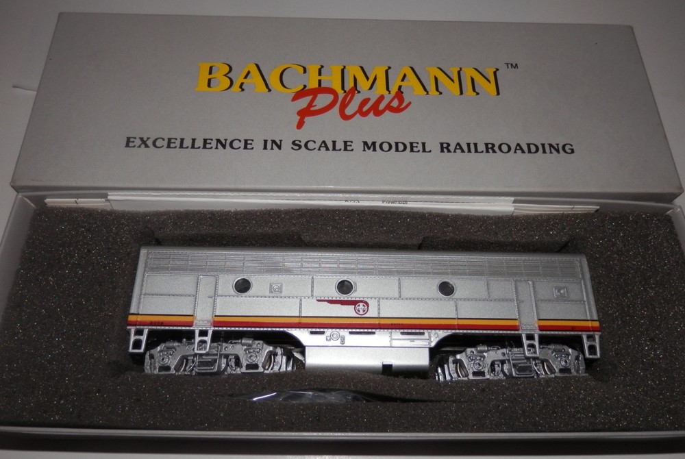 Bachmann Plus HO Scale POWERED Santa Fe 336B War Bonnet EMD F7B Loco #11226