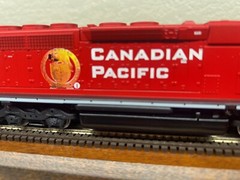 CANADIAN PACIFIC SD40-2 LOCOMOTIVE – HO Scale ” GOLDEN BEAVER ” LETTERS NEW OOP