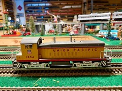 MTH 30-2167-0 UNION PACIFIC SW-9 , EXCELLENT , W/ HORN CAB #1834 L/N w/BOX