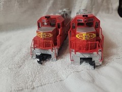 2x Life-Like HO Santa Fe 3500 Diesel Engine Locomotive Red Silver