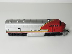AHM – Ho Scale – C-Liner Santa Fe Locomotive #5028 – Runs – Trucks Needs Repair