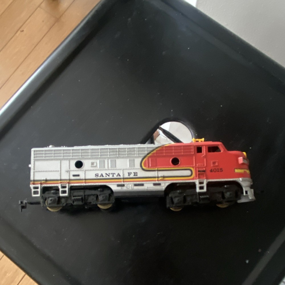 Santa Fe HO 1:87 Diesel Locomotive Red Silver Yellow Black Plastic Model