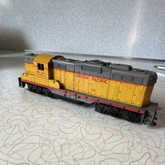 HO Union Pacific Diesel Locomotive #130 Yellow/Gray EMD Bo-Bo DC Analog 2-Rail