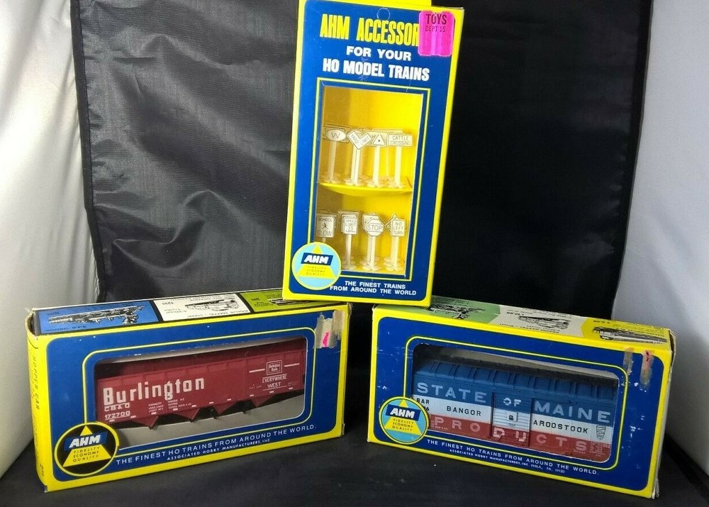 Lot of 3 AHM HO Train Hopper car Burl #5272G Box Car #5226 B&A and Traffic Sign