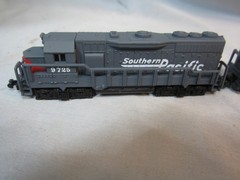 Southern Pacific 9725 Engines + 2 Tank Cars N Scale Reader’s Digest Promotion