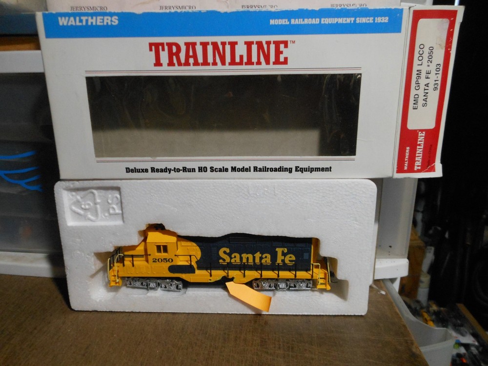 WALTHERS TRAINLINE HO EMD GP9M SANTA FE DIESEL LOCOMOTIVE #2050 RUNS SMOOTH