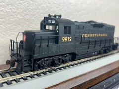 PENNSYLVANIA GP9M LOW HOOD SWITCHER -DC w/HEADLIGHT – HO Scale ” GREEN ” NEW