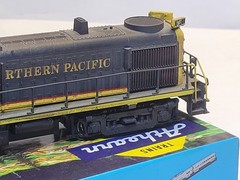 HO Kato 37701 ALCO RS-3 Diesel Locomotive #862 Northern Pacific Model Train Car