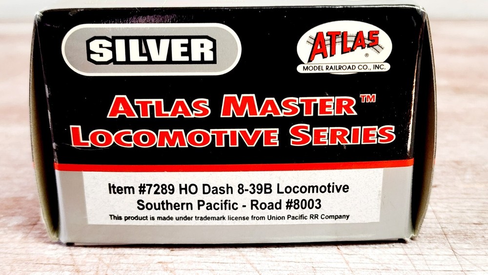 Southern Pacific RR GE Dash 8-39B diesel 8003 Atlas Silver 7289 DCC Ready HO