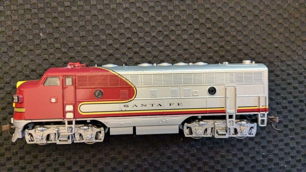 Walthers HO F7A diesel, die cast shell, S. Fe #300, runs good, pulls good