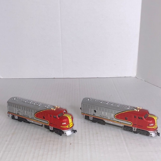 HO Scale: Mantua/Tyco Santa Fe Diesel Engine + Dummy #4015; Model Railroad Train
