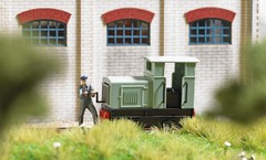 Action Set: field railway locomotive with engine driver Busch 7849