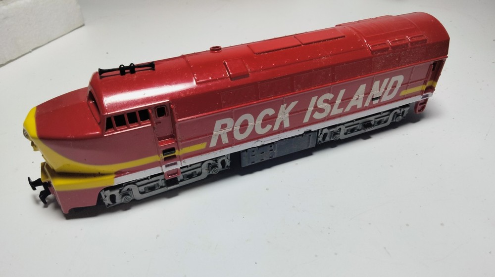 Tyco RF-16 Shark-Nose Diesel Locomotive ~ ROCK ISLAND RR~ RTR – HO