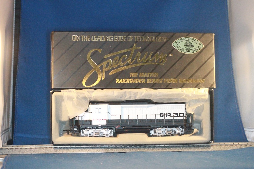 JP HO Bachmann Spectrum 41-0821-L7 EMD GP30 DEMO #5639 DC
