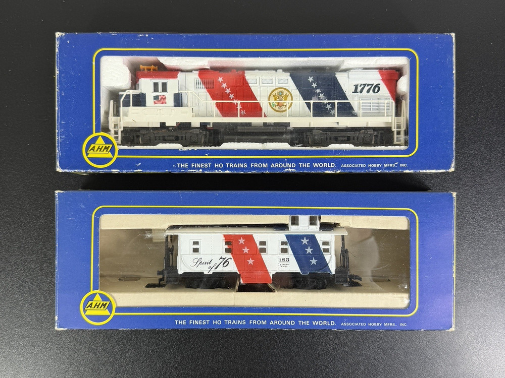 AHM 79-64 Spirit Of 76 2 Powered ALCO C424 & caboose NOS