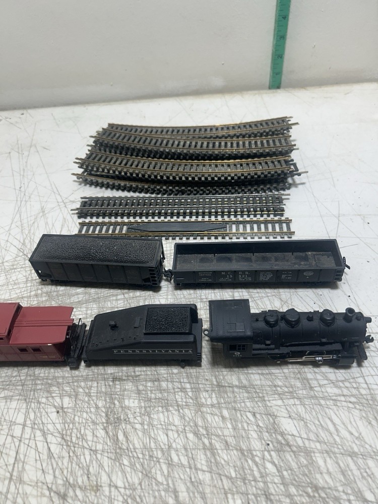 HO SCALE-(MACAO) STEAM ENGINE & Tender No. 2584 3 Cars & 24 pieces Of Track