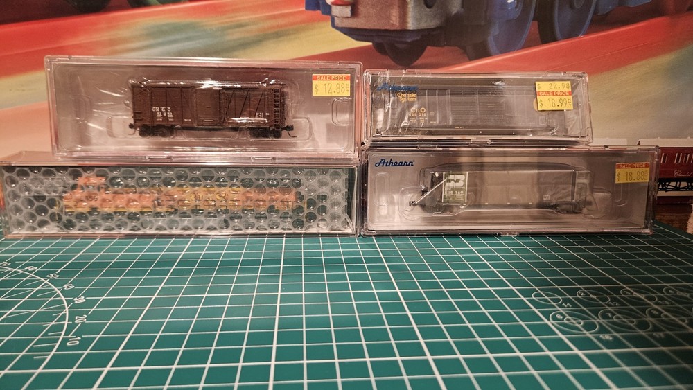 Kato N Scale ~ New 2026 ~ AC4400CW ~ BNSF #5656 ~ DC WORKS + 3 Freight Cars