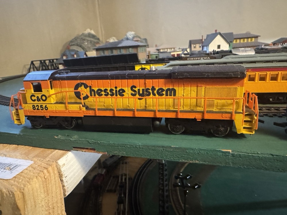 Bachmann8x8 HO Chessie System Diesel Engine#8256 + B&o 3966 Caboose