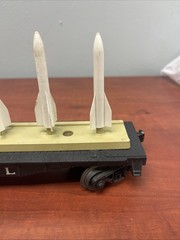 LIONEL 6844 FLAT CAR WITH 6 MISSILES O GAUGE