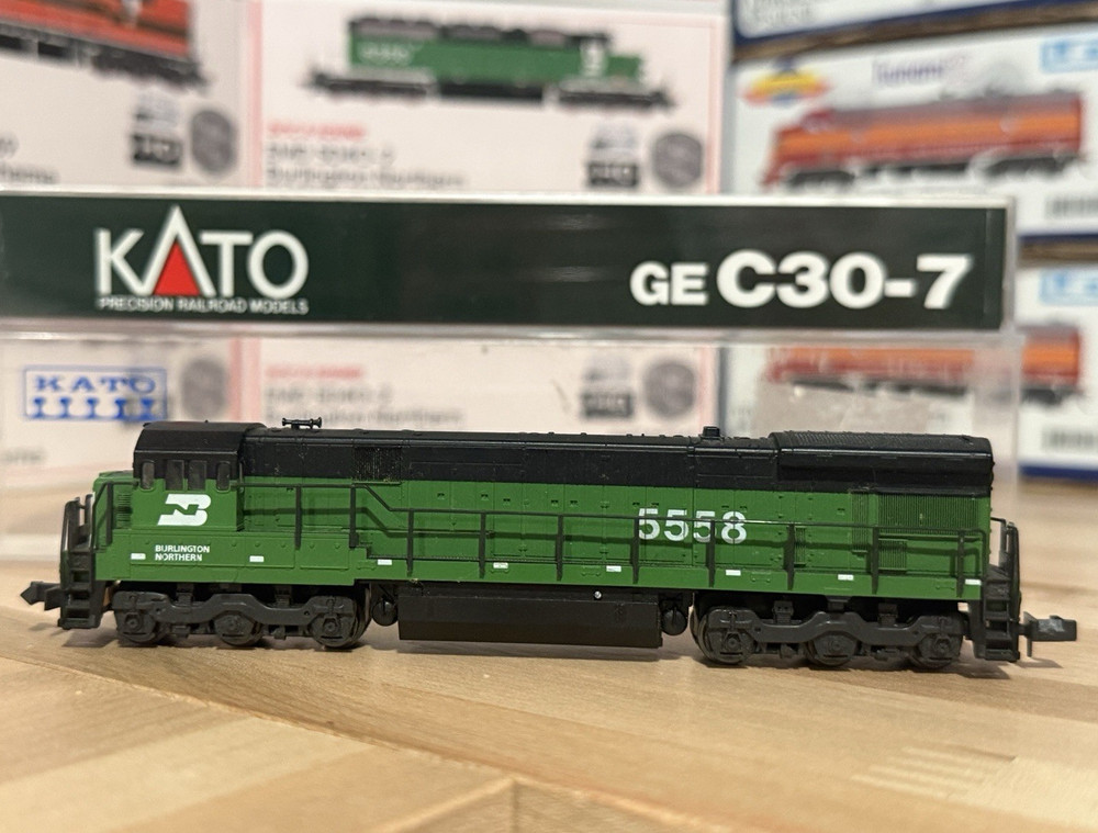 KATO N GE C30-7 Burlington Northern #5558 Analog DC Diesel Locomotive
