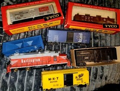 Tyco Mantua Burlington Locomotive & 5 – Ho Scale Cars Mixed Lot