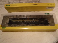 TRIX Electric Locomotive GG1 4935 – 22810 – DC and Sound – Super Clean