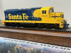 SANTA FE SD24 BLUE WARBONNET DCC &QUANTUM SOUND ” MASTER GOLD ” HO Scale NEW OOP