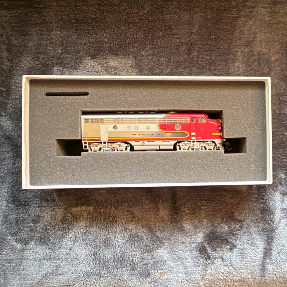 Athearn Santa Fe F-7A Phase 2 Powered Diesel Locomotive HO Scale