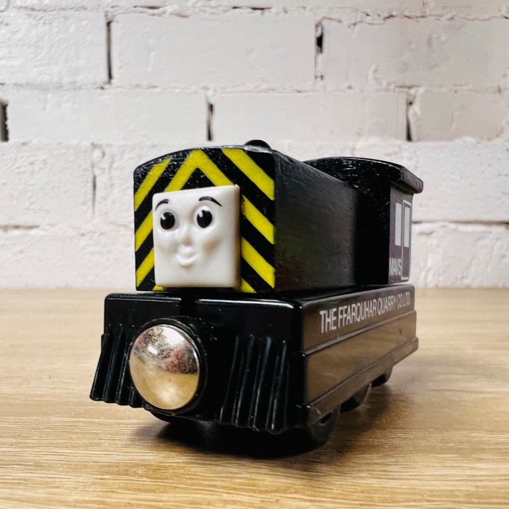 Mavis – Thomas the Tank Engine & Friends Wooden Railway Magnet TOMY Trains