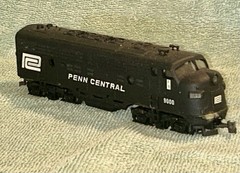 HO Scale POWERED Penn Central 9000 F9 Diesel Locomotive