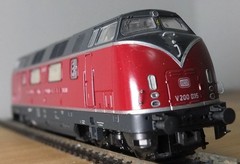 Roco 43928 HO gauge DB V200 diesel loco in red livery