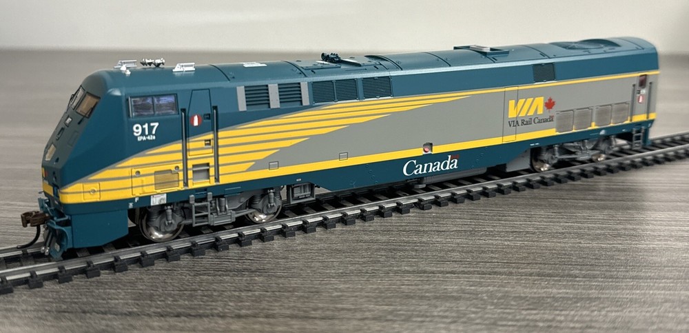 Athearn Genesis ATHG81313 P42DC Via Rail Canada #917 – NIB w/DCC & Sound!