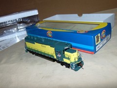 ATHEARN HO 77823 CHICAGO NORTHWESTERN GP50 DIESEL + BOX